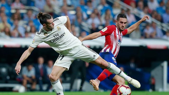 MADRID, SPAIN - SEPTEMBER 29: Gareth Bale (L) of Real Madrid CF competes for the ball with Koke (R) of Atletico de Madrid during the La Liga match between Real Madrid CF and Club Atletico de Madrid at Estadio Santiago Bernabeu on September 29, 2018 in Madrid, Spain. (Photo by Gonzalo Arroyo Moreno/Getty Images) Pasillo d’onore al Real? Koke: “I derby si giocano e si vincono…”- immagine 1
