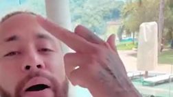 “Io, grasso?”: Neymar fa il dito medio agli haters sui social | VIDEO