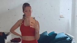 VIDEO / Costanza Caracciolo allo specchio: outfit sportivo ma sexy