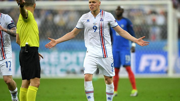 PARIS, FRANCE - JULY 03: Kolbeinn Sigthorsson of Iceland appeals to referee Bjorn Kuipers during the UEFA EURO 2016 quarter final match between France and Iceland at Stade de France on July 3, 2016 in Paris, France. (Photo by Matthias Hangst/Getty Images) PARIS, FRANCE - JULY 03: Kolbeinn Sigthorsson of Iceland appeals to referee Bjorn Kuipers during the UEFA EURO 2016 quarter final match between France and Iceland at Stade de France on July 3, 2016 in Paris, France. (Photo by Matthias Hangst/Getty Images)