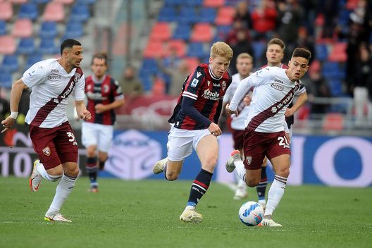 BOLOGNA, ITALY - MARCH 06: Jerdy Schouten of Bologna FC in action during the Serie A match between Bologna FC and Torino FC at Stadio Renato Dall'Ara on March 06, 2022 in Bologna, Italy. (Photo by Mario Carlini / Iguana Press/Getty Images) Juric si limita a un cambio all’85’: ma Pjaca e Ansaldi potevano servire- immagine 3