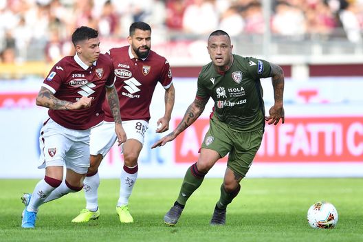  TURIN, ITALY - OCTOBER 27: Daniele Baselli (L) of Torino FC competes with Radja Naiggolan of Cagliari Calcio during the Serie A match between Torino FC and Cagliari Calcio at Stadio Olimpico di Torino on October 27, 2019 in Turin, Italy. (Photo by Valerio Pennicino/Getty Images) 