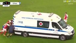 VIDEO Braga-Porto, grave infortunio per Carmo: l’ambulanza resta ferma in campo e i giocatori… la spingono!