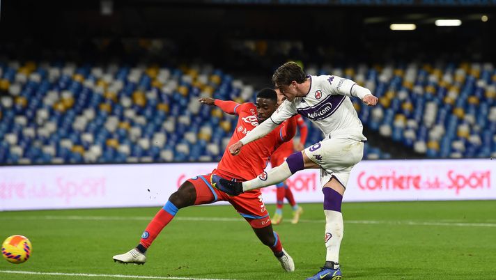 NAPLES, ITALY - JANUARY 13: Dusan Vlahovic of ACF Fiorentina shoots and scores his side's opening goal during the Coppa Italia match between SSC Napoli and ACF Fiorentina at Stadio Diego Armando Maradona on January 13, 2022 in Naples, Italy. (Photo by Francesco Pecoraro/Getty Images) Così non va, la Fiorentina cala il pokerissimo: esiste un “problema Maradona” - immagine 1