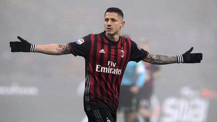MILAN, ITALY - DECEMBER 17: Gianluca Lapadula of AC Milan gestures during the Serie A match between AC Milan and Atalanta BC at Stadio Giuseppe Meazza on December 17, 2016 in Milan, Italy. (Photo by Marco Luzzani/Getty Images) Lapadula, continua il momento magico: tra Nazionale, Milan e… mercato - immagine 1
