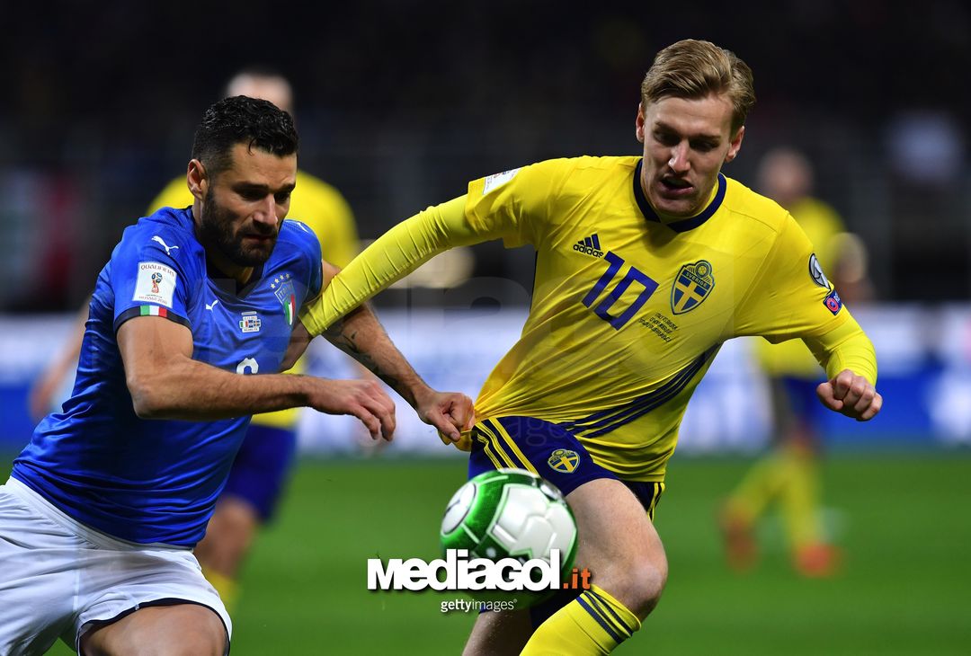  MILAN, ITALY - NOVEMBER 13:  Antonio Candreva of Italy (L) competes for the ball with Emil Forsberg of Sweden during the FIFA 2018 World Cup Qualifier Play-Off: Second Leg between Italy and Sweden at San Siro Stadium on November 13, 2017 in Milan, Sweden.  (Photo by Valerio Pennicino/Getty Images) 