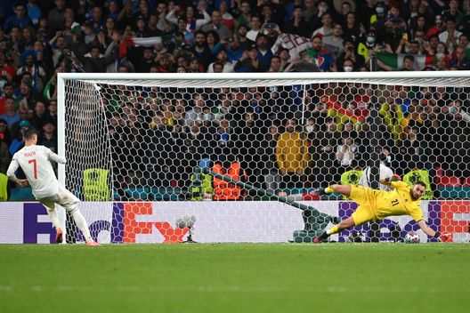 LONDON, ENGLAND - JULY 06: Gianluigi Donnarumma of Italy saves the fourth penalty from Alvaro Morata of Spain in the penalty shoot out during the UEFA Euro 2020 Championship Semi-final match between Italy and Spain at Wembley Stadium on July 06, 2021 in London, England. (Photo by Andy Rain - Pool/Getty Images) LONDON, ENGLAND - JULY 06: Gianluigi Donnarumma of Italy saves the fourth penalty from Alvaro Morata of Spain in the penalty shoot out during the UEFA Euro 2020 Championship Semi-final match between Italy and Spain at Wembley Stadium on July 06, 2021 in London, England. (Photo by Andy Rain - Pool/Getty Images)