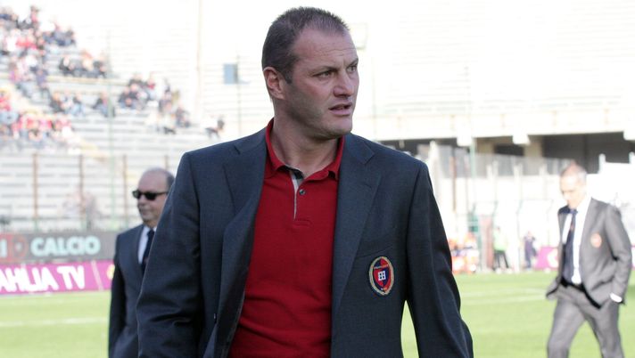 CAGLIARI, ITALY - NOVEMBER 14:  Pierpaolo Bisoli, coach of Cagliari during the Serie A match between Cagliari and Genoa at Stadio Sant'Elia on November 14, 2010 in Cagliari, Italy.  (Photo by Enrico Locci/Getty Images) 