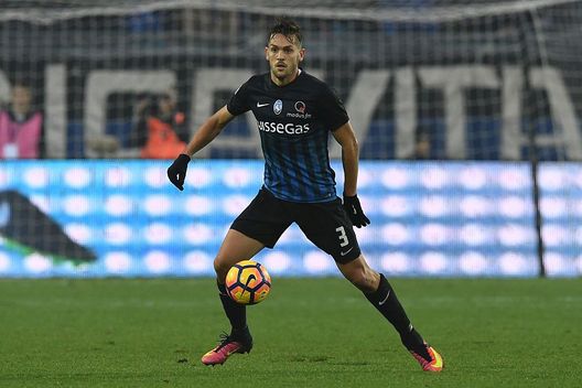 BERGAMO, ITALY - NOVEMBER 20:  Rafael Toloi of Atalanta BC in action during the Serie A match between Atalanta BC and AS Roma at Stadio Atleti Azzurri d'Italia on November 20, 2016 in Bergamo, Italy.  (Photo by Valerio Pennicino/Getty Images) 