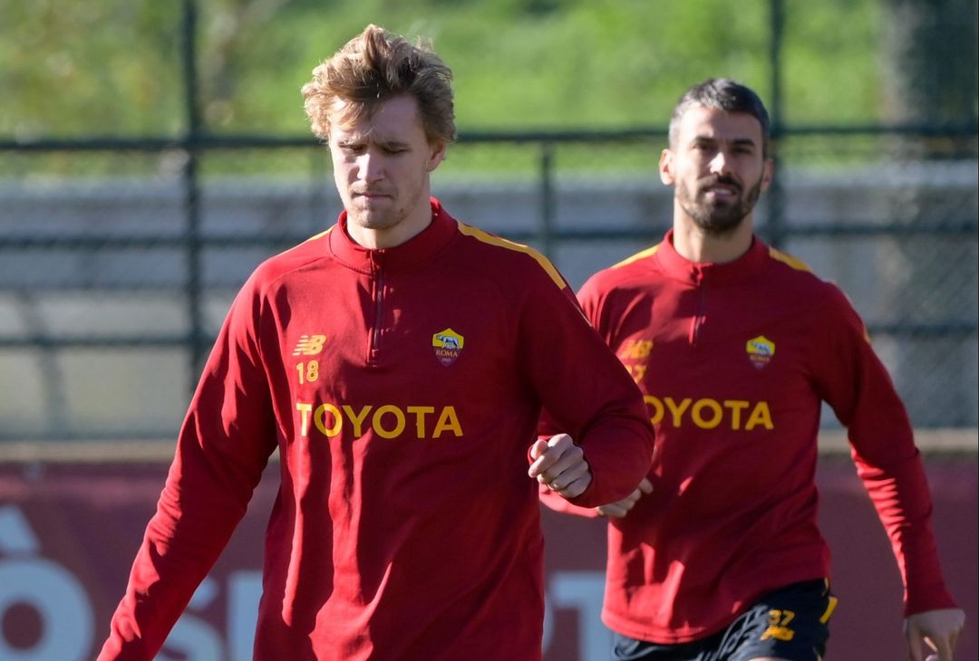 Roma, allenamento in vista del Genova. Mourinho parla con Solbakken – FOTO GALLERY - immagine 30