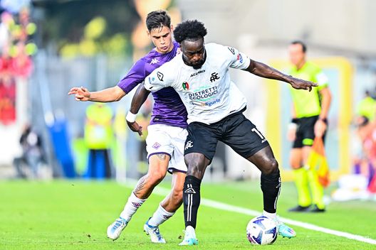 LA SPEZIA, ITALY - OCTOBER 30: Lucas Martinez Quarta of Fiorentina (L) and M'Bala Nzola of Spezia vie for the ball during the Serie A match between Spezia Calcio and ACF Fiorentina at Stadio Alberto Picco on October 30, 2022 in La Spezia, Italy. (Photo by Simone Arveda/Getty Images) Anche Nzola si infortuna, per lui c’è la lesione al soleo- immagine 2