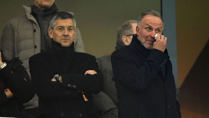 GELSENKIRCHEN, GERMANY - MARCH 03: Bayern president Herbert Heiner (L) and Board Chairman Karl-Heinz Rummenigge look on ahead of the DFB Cup quarterfinal match between FC Schalke 04 and FC Bayern Muenchen at Veltins Arena on March 03, 2020 in Gelsenkirchen, Germany. (Photo by Matthias Hangst/Bongarts/Getty Images) Bayern, Heiner: “De Ligt e Mané ci hanno scelto. Non abbiamo i soldi degli sceicchi ma siamo attraenti” - immagine 1