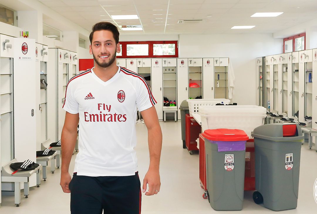GALLERY – Milan, Calhanoglu alle visite: gli scatti ufficiali - immagine 8