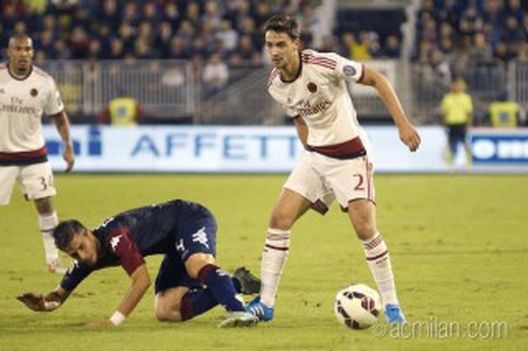 Mattia De Sciglio supera un giocatore del Cagliari - fonte www.acmilan.com Mattia De Sciglio supera un giocatore del Cagliari - fonte www.acmilan.com