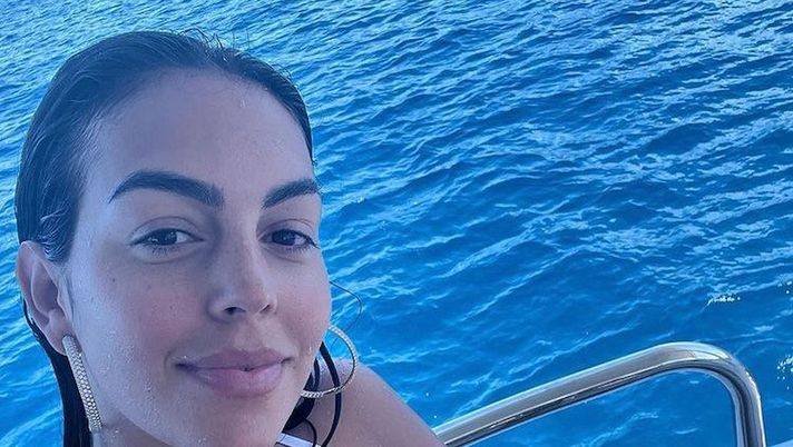 Georgina Rodriguez sfoggia un bikini super sexy sullo yacht di Ronaldo: tuffi e relax  Georgina Rodriguez sfoggia un bikini super sexy sullo yacht di Ronaldo: tuffi e relax - immagine 1