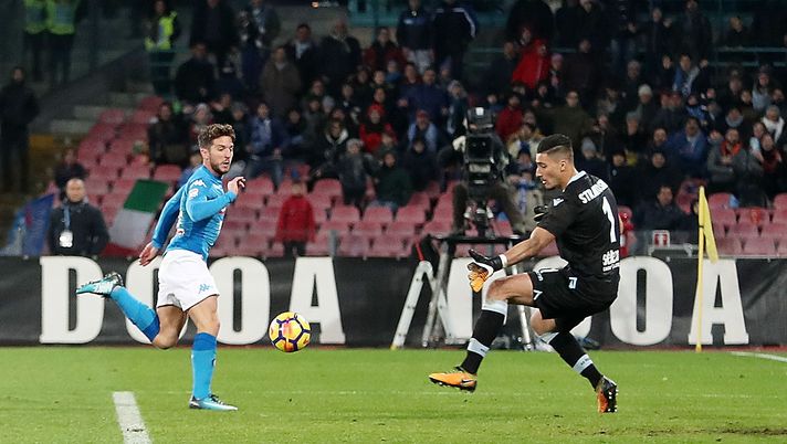 NAPLES, ITALY - FEBRUARY 10: Player of SSC Napoli Dries Mertens scores the 4-1 goal during the serie A match between SSC Napoli and SS Lazio at Stadio San Paolo on February 10, 2018 in Naples, Italy.  (Photo by Francesco Pecoraro/Getty Images) 