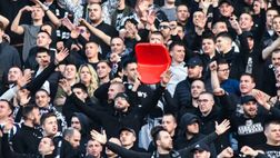Derby di Belgrado, la coreografia dei palloncini: e del seggiolino nella curva del Partizan…