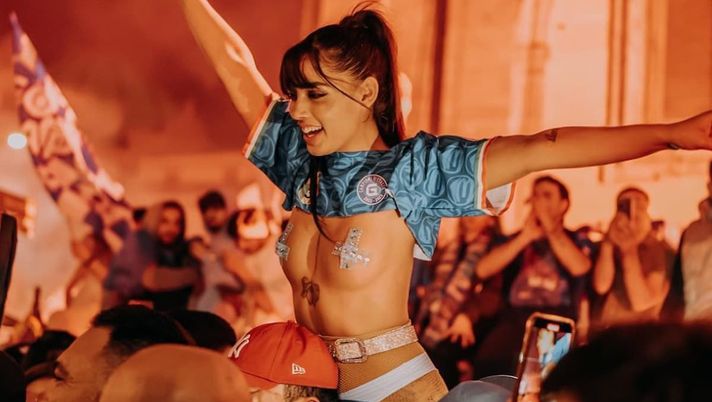 Emy Buono nuda per il Napoli, ma poi si pente: “Mi sono sentita stuprata”  Emy Buono nuda per il Napoli, ma poi si pente: “Mi sono sentita stuprata” - immagine 1