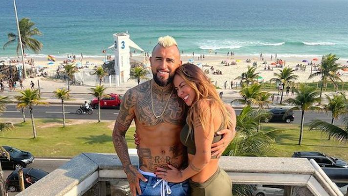 Vidal e Sonia Isaza si godono la spiaggia di Rio: ecco la foto della coppia  Vidal e Sonia Isaza si godono la spiaggia di Rio: ecco la foto della coppia - immagine 1