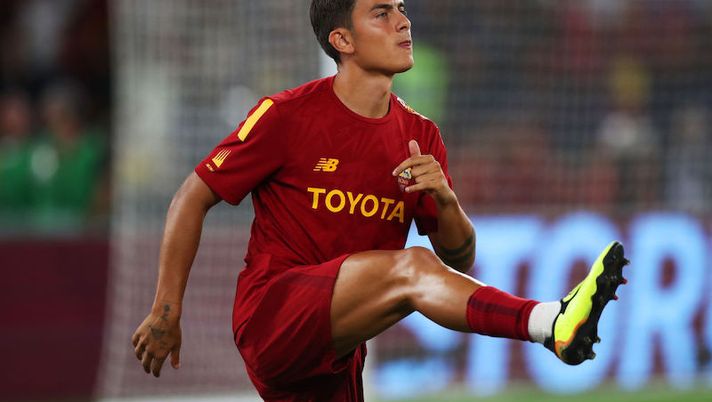ROME, ITALY - AUGUST 30: Paulo Dybala of AS Roma warms up prior to the Serie A match between AS Roma and AC Monza at Stadio Olimpico on August 30, 2022 in Rome, Italy. (Photo by Paolo Bruno/Getty Images) Roma, Sky: “Dybala ha parlato spesso con Mou durante la sosta: alla ripresa sarà…” - immagine 1