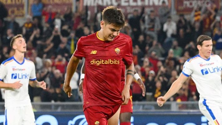 AS Roma's Argentinian forward Paulo Dybala looks down after injuring himself following a score in a penalty kick, during the Italian Serie A football match between AS Roma and Lecce at the Olympic stadium in Rome on October 9, 2022. (Photo by Vincenzo PINTO / AFP) (Photo by VINCENZO PINTO/AFP via Getty Images) Dybala, è la settimana della verità: risonanza pronta e speranza per il Torino - immagine 1