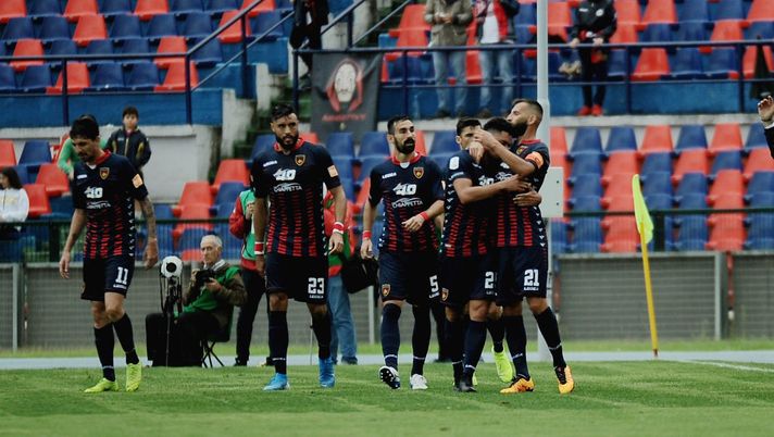 COSENZA, ITALY - OCTOBER 05: Emmanuel Riviere of Cosenza celebrates the oprning goal during the Serie B match between Cosenza Calcio and Venezia FC at Stadio Friuli-Dacia Arena on October 5, 2019 in Udine, Italy. (Photo by Getty Images/Getty Images) COSENZA, ITALY - OCTOBER 05: Emmanuel Riviere of Cosenza celebrates the oprning goal during the Serie B match between Cosenza Calcio and Venezia FC at Stadio Friuli-Dacia Arena on October 5, 2019 in Udine, Italy. (Photo by Getty Images/Getty Images)