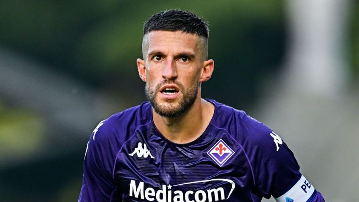 LA SPEZIA, ITALY - OCTOBER 30: Cristiano Biraghi of Fiorentina looks on during the Serie A match between Spezia Calcio and ACF Fiorentina at Stadio Alberto Picco on October 30, 2022 in La Spezia, Italy. (Photo by Simone Arveda/Getty Images) Difensori e non solo: ecco il kit per il turno infrasettimanale al fantacalcio - immagine 1