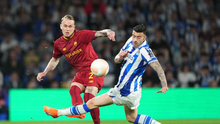 SAN SEBASTIAN, SPAIN - MARCH 16: Rick Karsdorp of AS Roma crosses the ball under pressure from Ander Guevara of Real Sociedad during the UEFA Europa League round of 16 leg two match between Real Sociedad and AS Roma at Reale Arena on March 16, 2023 in San Sebastian, Spain. (Photo by Juan Manuel Serrano Arce/Getty Images) Roma, naso rotto per Karsdorp: domani l’operazione. Out al derby - immagine 1