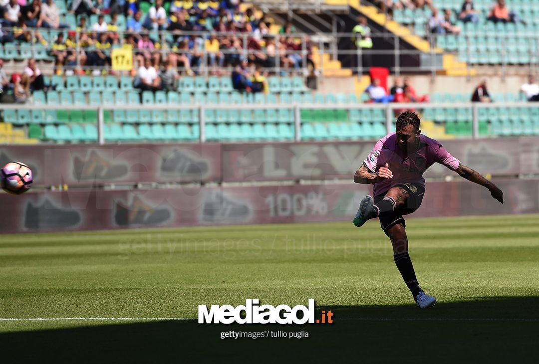  PALERMO, ITALY - APRIL 30: Alessandro Diamanti of Palermo scores the opening goal during the Serie A match between US Citta di Palermo and ACF Fiorentina at Stadio Renzo Barbera on April 30, 2017 in Palermo, Italy.  (Photo by Tullio M. Puglia/Getty Images) 