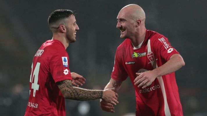 MONZA, ITALY - JANUARY 07: Luca Caldirola of AC Monza celebrates with teammate Patrick Ciurria after scoring the team's second goal during the Serie A match between AC Monza and FC Internazionale at Stadio Brianteo on January 07, 2023 in Monza, Italy. (Photo by Emilio Andreoli/Getty Images) Asta di riparazione al fantacalcio, ecco la guida su chi prendere a centrocampo - immagine 1