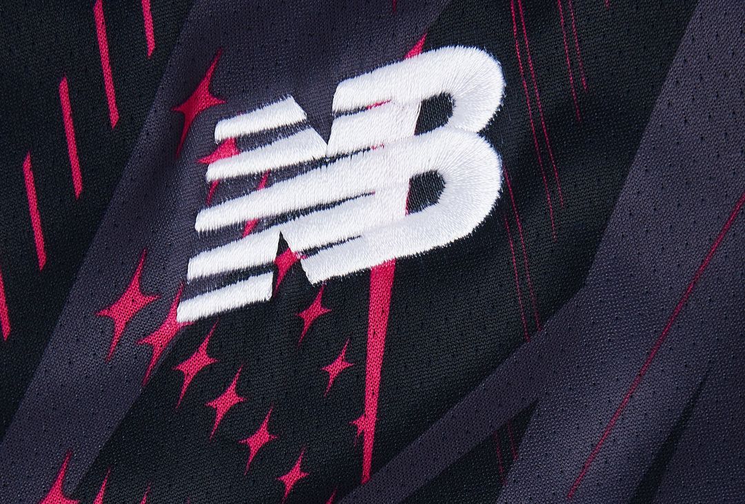 Roma, i dettagli della terza maglia nera e rosa con il logo storico – FOTO GALLERY - immagine 10