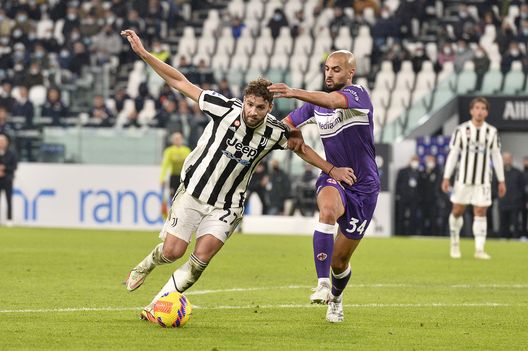 TURIN, ITALY - NOVEMBER 06: Manuel Locatelli of Juventus fights for the ball with Sofyan Amrabat of ACF Fiorentina during the Serie A match between Juventus FC and ACF Fiorentina at Allianz Stadium on November 06, 2021 in Turin, Italy. (Photo by Filippo Alfero - Juventus FC/Juventus FC via Getty Images) TURIN, ITALY - NOVEMBER 06: Manuel Locatelli of Juventus fights for the ball with Sofyan Amrabat of ACF Fiorentina during the Serie A match between Juventus FC and ACF Fiorentina at Allianz Stadium on November 06, 2021 in Turin, Italy. (Photo by Filippo Alfero - Juventus FC/Juventus FC via Getty Images)