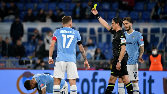 ROME, ITALY - MARCH 14: The referee Gianluca Magnaniello show a yellow card Mattia Zaccagni of SS Lazio during the Serie A match between SS Lazio and Venezia FC at Stadio Olimpico on March 14, 2022 in Rome, Italy. (Photo by Marco Rosi - SS Lazio/Getty Images) Fantacalcio Serie A, Zaccagni, Raspadori e altri sei giocatori squalificati per la 30esima giornata - immagine 1