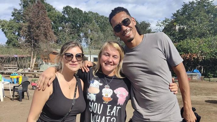 Smalling, relax in famiglia al rifugio Hope dopo la vittoria con l’Inter Smalling, relax in famiglia al rifugio Hope dopo la vittoria con l’Inter - immagine 1