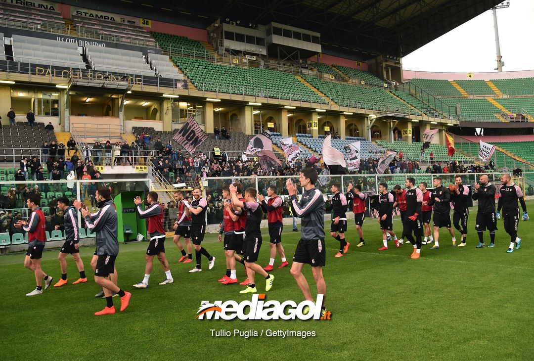  PALERMO, ITALY - MARCH 28: Players of Palermo greet supporters after a training session at Stadio Renzo Barbera on March 28, 2019 in Palermo, Italy. (Photo by Tullio M. Puglia/Getty Images) 