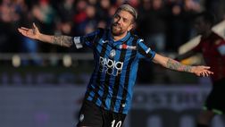 Il Papu Gomez canta l’inno della Juventus prima della partita