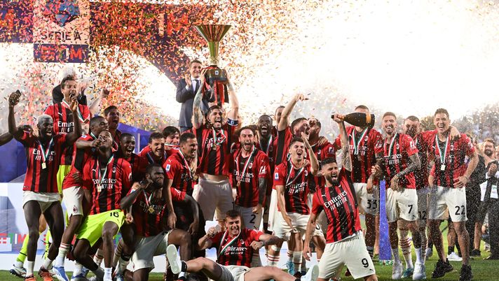 REGGIO NELL'EMILIA, ITALY - MAY 22: Alessio Romagnoli of AC Milan lifts the Serie A Scudetto trophy after their side finished the season as Serie A champions during the Serie A match between US Sassuolo and AC Milan at Mapei Stadium - Citta' del Tricolore on May 22, 2022 in Reggio nell'Emilia, Italy. (Photo by Chris Ricco/Getty Images) REGGIO NELL'EMILIA, ITALY - MAY 22: Alessio Romagnoli of AC Milan lifts the Serie A Scudetto trophy after their side finished the season as Serie A champions during the Serie A match between US Sassuolo and AC Milan at Mapei Stadium - Citta' del Tricolore on May 22, 2022 in Reggio nell'Emilia, Italy. (Photo by Chris Ricco/Getty Images)