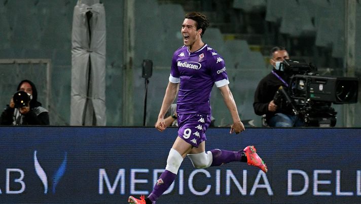 FLORENCE, ITALY - MAY 08: Dusan Vlahovic of ACF Fiorentina celebrates a second goal during the Serie A match between ACF Fiorentina and SS Lazio at Stadio Artemio Franchi on May 08, 2021 in Florence, Italy. Sporting stadiums around Italy remain under strict restrictions due to the Coronavirus Pandemic as Government social distancing laws prohibit fans inside venues resulting in games being played behind closed doors. (Photo by Marco Rosi - SS Lazio/Getty Images) FLORENCE, ITALY - MAY 08: Dusan Vlahovic of ACF Fiorentina celebrates a second goal during the Serie A match between ACF Fiorentina and SS Lazio at Stadio Artemio Franchi on May 08, 2021 in Florence, Italy. Sporting stadiums around Italy remain under strict restrictions due to the Coronavirus Pandemic as Government social distancing laws prohibit fans inside venues resulting in games being played behind closed doors. (Photo by Marco Rosi - SS Lazio/Getty Images)