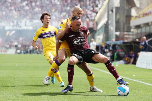 SALERNO, ITALY - APRIL 24: Franck Ribery of US Salernitana vies with Sofyan Amrabat of ACF Fiorentina during the Serie A match between US Salernitana and ACF Fiorentina at Stadio Arechi on April 24, 2022 in Salerno, Italy. (Photo by Francesco Pecoraro/Getty Images) Ribery elogia l’Italia: “Paese bellissimo. Firenze è meravigliosa.” Su Dusan…- immagine 2