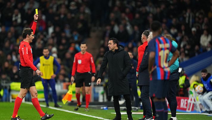 MADRID, SPAIN - MARCH 02: Xavi, Head Coach of FC Barcelona, receives a yellow card from Match Referee, Jose Luis Munuera Montero during the Copa Del Rey Semi Final Leg One match between Real Madrid CF and FC Barcelona at Estadio Santiago Bernabeu on March 02, 2023 in Madrid, Spain. (Photo by Angel Martinez/Getty Images) Clasico, lo stesso arbitro dell’andata: aveva ammonito Xavi… - immagine 1
