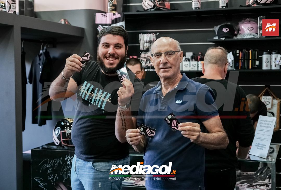 FOTO Palermo, code al Barbera per i cappellini omaggio agli abbonati (Gallery) - immagine 6