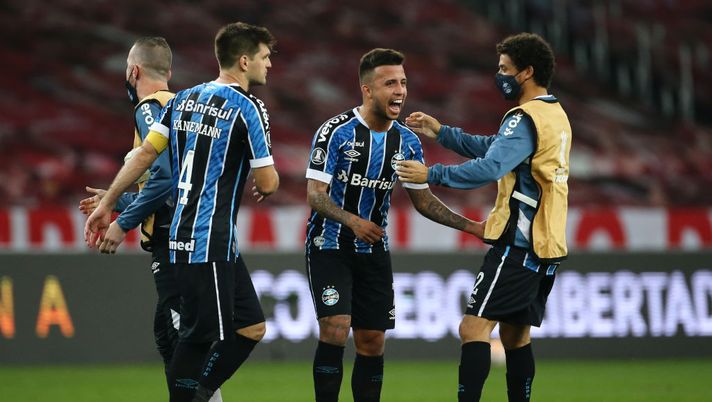 PORTO ALEGRE, BRAZIL - SEPTEMBER 23: Darlan Mendes of Gremio (C) celebrates with teammates after winning a group E match of Copa CONMEBOL Libertadores 2020 between Internacional and Gremio at Beira-Rio Stadium on September 23, 2020 in Porto Alegre, Brazil. All games of the tournament are played behind closed doors to avoid spread of COVID-19. (Photo by Diego Vara-Pool/Getty Images) PORTO ALEGRE, BRAZIL - SEPTEMBER 23: Darlan Mendes of Gremio (C) celebrates with teammates after winning a group E match of Copa CONMEBOL Libertadores 2020 between Internacional and Gremio at Beira-Rio Stadium on September 23, 2020 in Porto Alegre, Brazil. All games of the tournament are played behind closed doors to avoid spread of COVID-19. (Photo by Diego Vara-Pool/Getty Images)