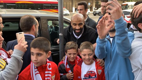 Frederic Kanouté mentre fa le foto con i tifosi del Siviglia Frederic Kanouté mentre fa le foto con i tifosi del Siviglia