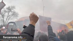 VIDEO – La Roma arriva all’Olimpico per il derby: la carica dei tifosi giallorossi
