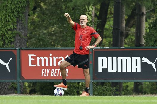Stefano Pioli (allenatore AC Milan) durante una seduta di allenamento a Milanello | Milan News (Getty Images) Stefano Pioli AC Milan allenamento Milanello