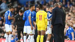 Tifosi dell’Everton provocano Patrick Vieira, il tecnico si difende con un “calcetto nel sedere”