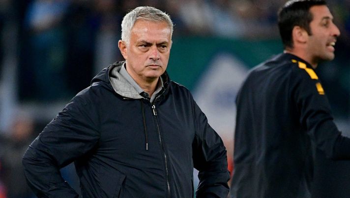 Roma-Cremonese, Mourinho furioso: scende prima negli spogliatoi. Poi l’ammonizione - immagine 1