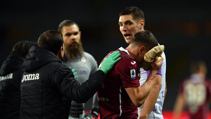 TURIN, ITALY - JANUARY 29: Andrea Belotti of Torino receives medical attention during the Serie A match between Torino FC and ACF Fiorentina at Stadio Olimpico di Torino on January 29, 2021 in Turin, Italy. (Photo by Valerio Pennicino/Getty Images) 