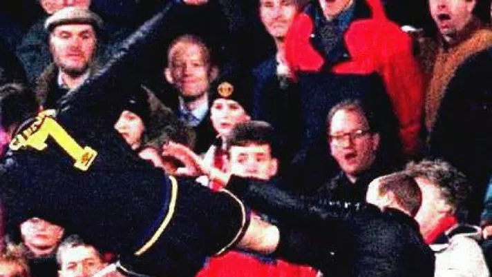 Eric Cantona, il calcio volante al tifoso compie 26 anni. E quel suo discorso sui gabbiani diventato virale&#8230;