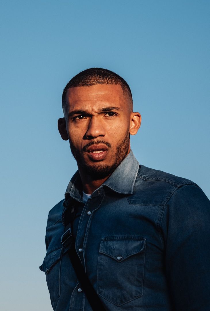 Anche Geolier sull'aereo degli azzurri diretti a Barcellona